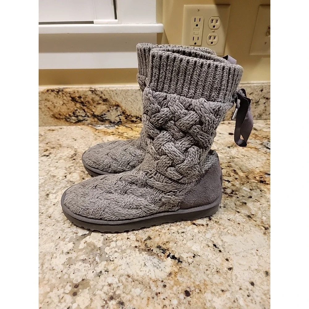UGG Women's Isla Grey Knit Slouchy Winter Boots Size US 9 Lace Tie.